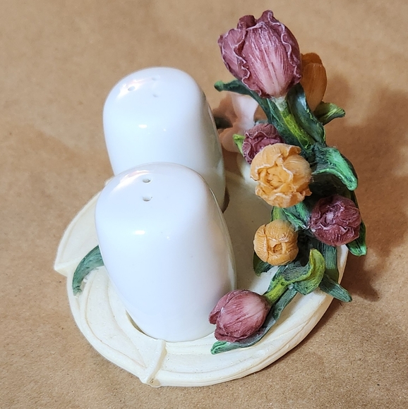 A. Richesco Corporation salt abd pepper shaker with display - Picture 5 of 9